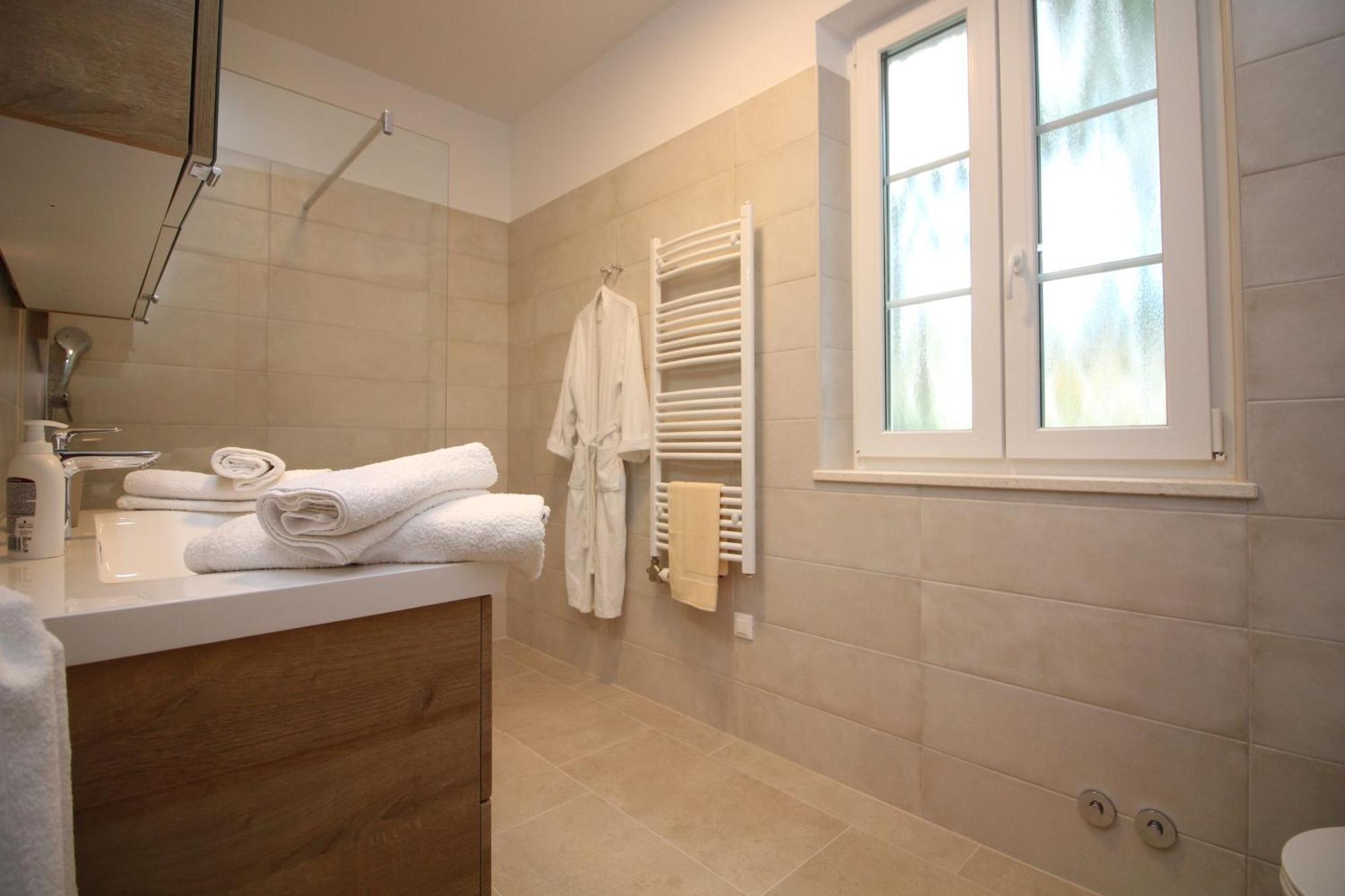 Villa Beachfront Sea Palace Kastela Ngoại thất bức ảnh