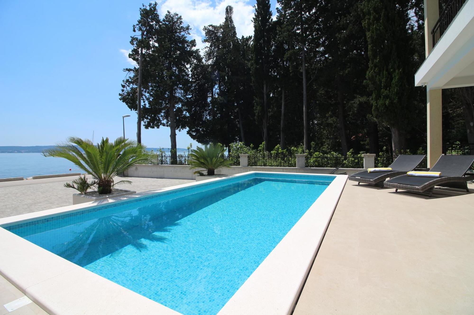Villa Beachfront Sea Palace Kastela Ngoại thất bức ảnh