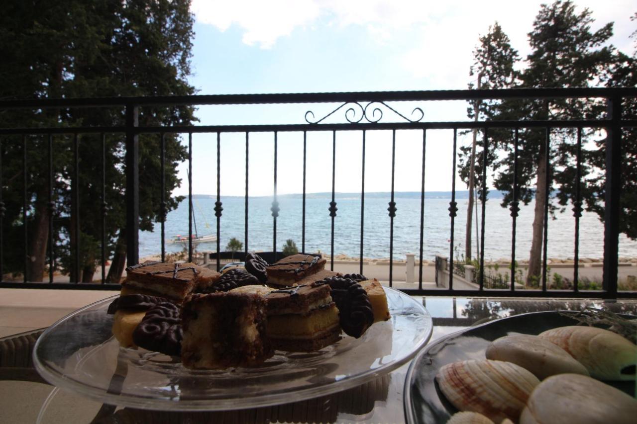 Villa Beachfront Sea Palace Kastela Ngoại thất bức ảnh