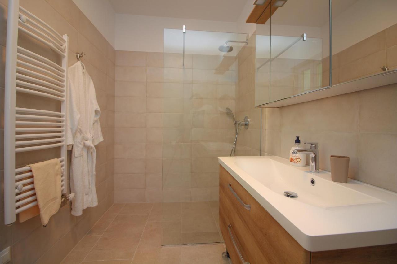 Villa Beachfront Sea Palace Kastela Ngoại thất bức ảnh