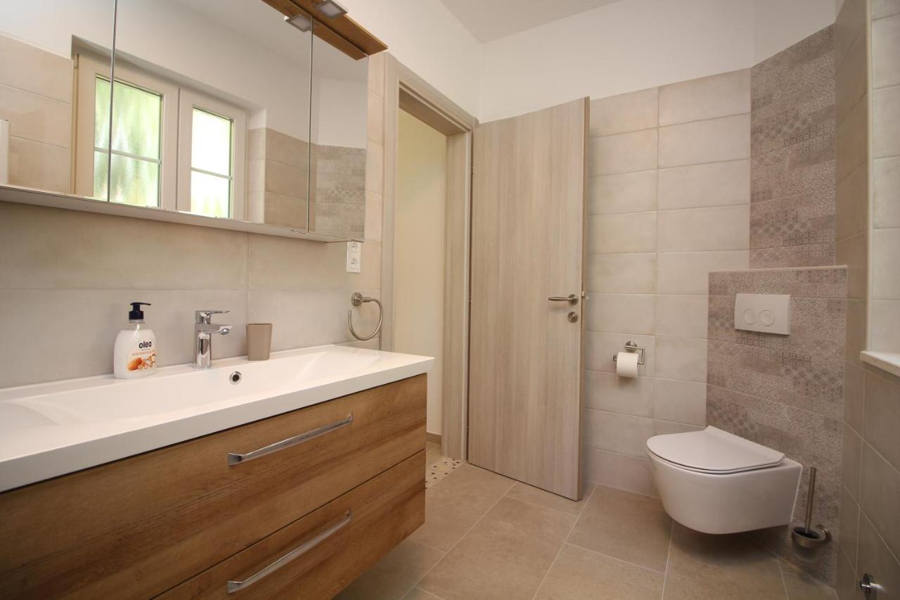 Villa Beachfront Sea Palace Kastela Ngoại thất bức ảnh