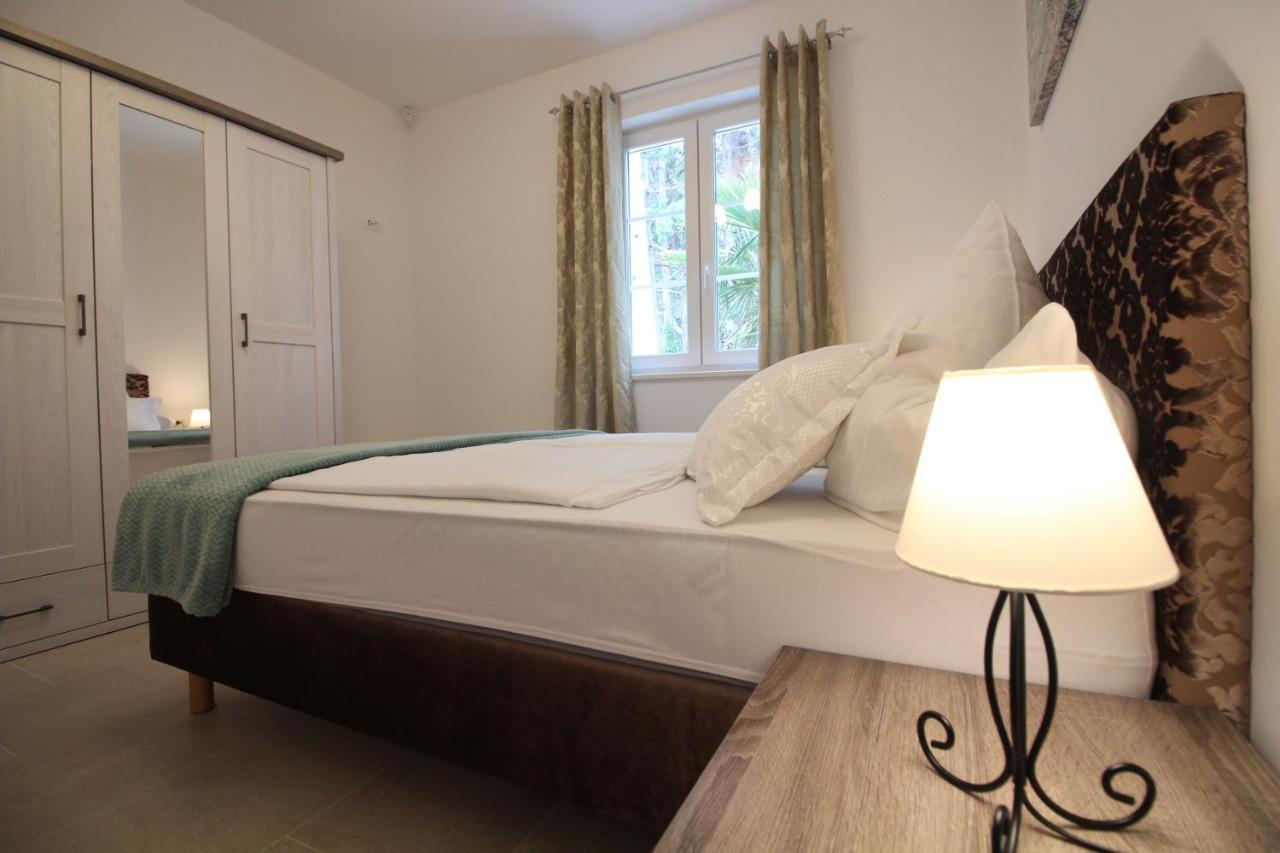 Villa Beachfront Sea Palace Kastela Ngoại thất bức ảnh